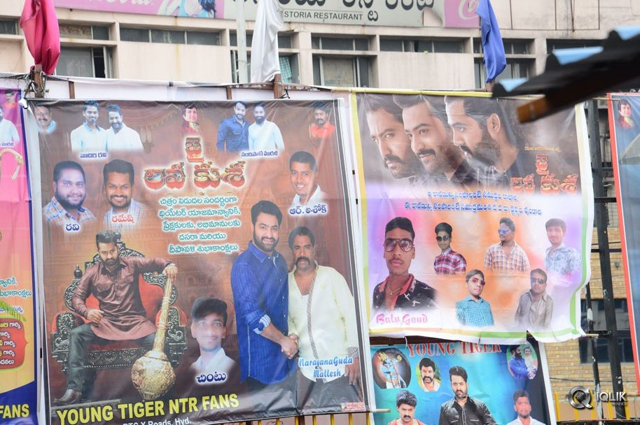 Jai-Lava-Kusa-Movie-Hungama-at-RTC-X-Roads
